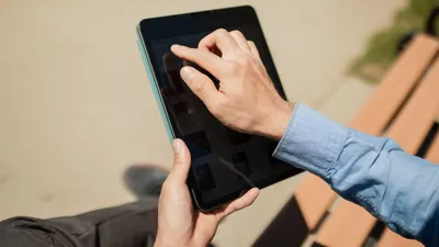 Pessoa usando aplicativo de streaming no tablet