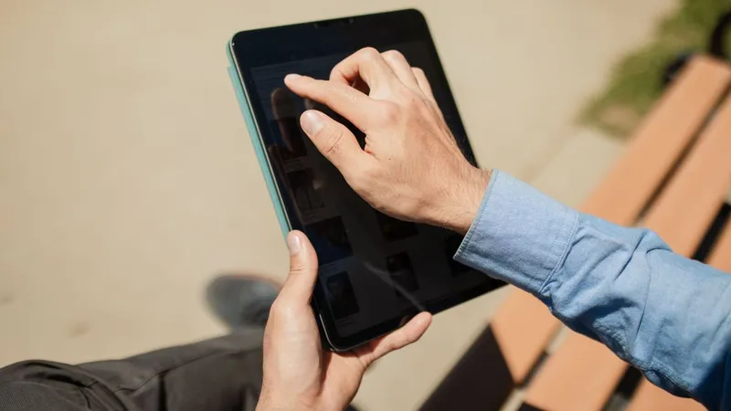 Pessoa usando aplicativo de streaming no tablet