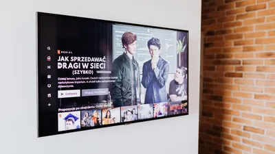 Controle remoto próximo a uma Smart TV moderna