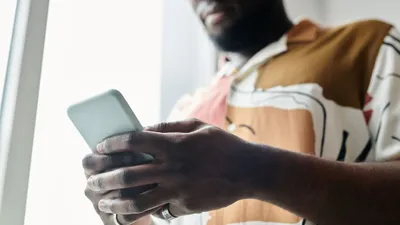 Pessoa usando o smartphone para resolver problema em aplicativo