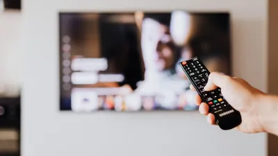 Fire TV Stick conectado a uma TV para streaming