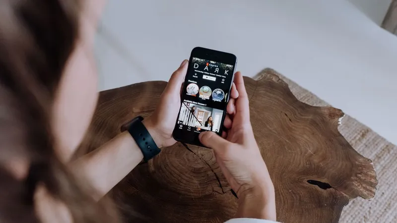 iPhone com app de streaming na mão